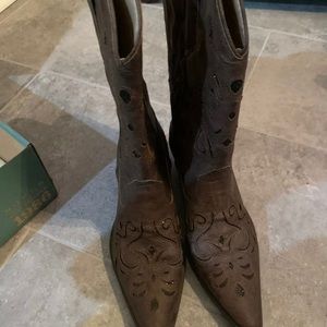 Brand new great condition brown. Small heel. Cutout design. New in box